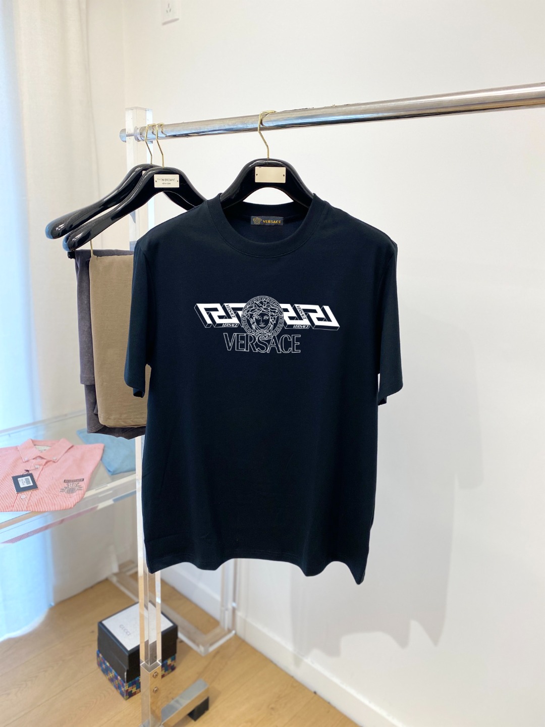 P70 范思哲、新品短袖T恤，帅气时尚，胸前顶级印花图案字母logo，简约百搭款。面料260g特制纯棉 不仅挺括，保持潮流的廓形，又穿着舒适，纱织更细腻，码数S-XXL（微宽松版型）