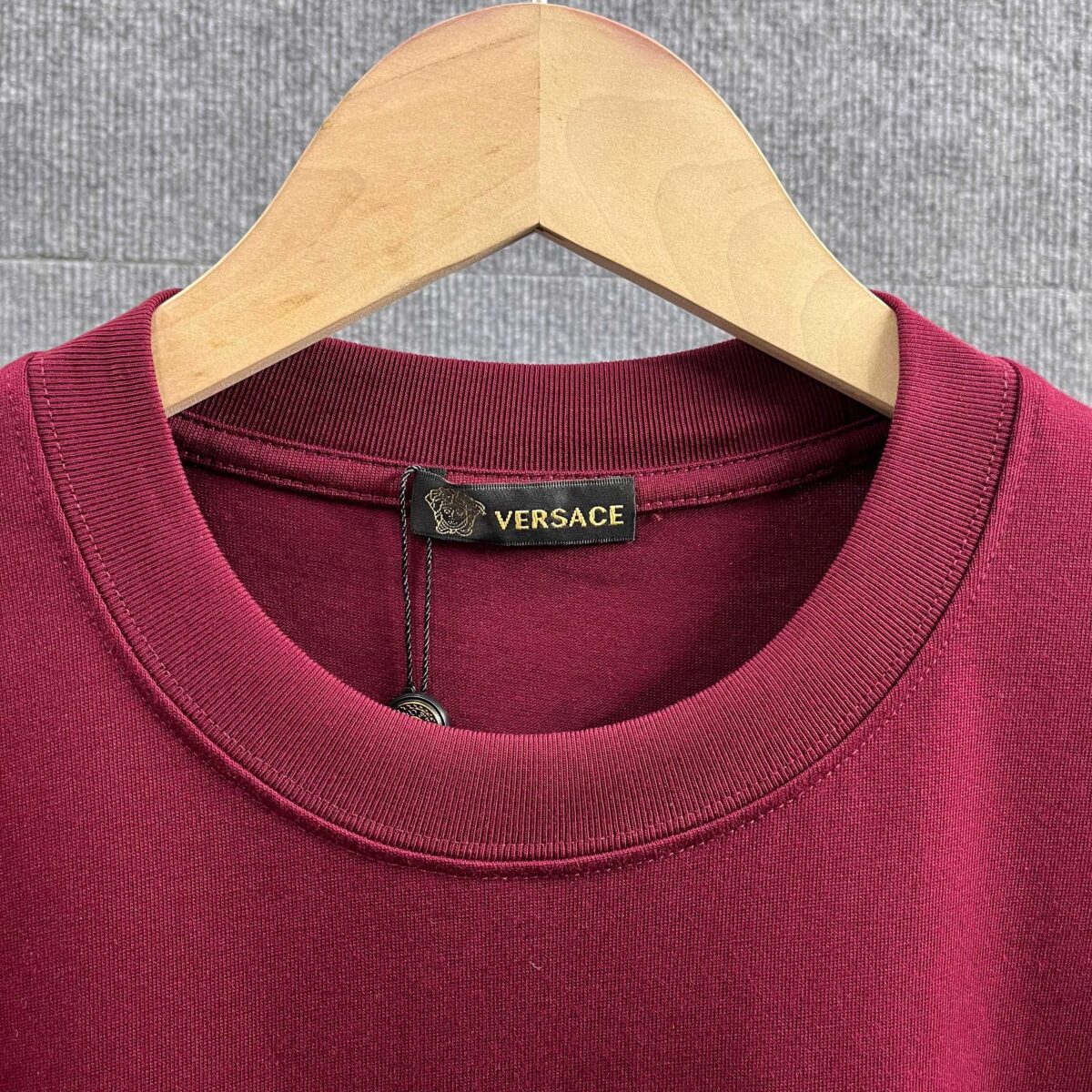 weigou_206129_1_918601ddac P85 Vers*范思*哲* 2026春夏新款 经典字母logo反光烫钻工艺 双纱定制平纹纯棉面料 短袖T恤 男女同款 颜色 :黑色 白色 酒红色 尺码: S (90-130斤) M (120-150斤) L (140-165斤) XL (160-180斤) XXL (180-210斤)