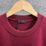 weigou_206129_1_918601ddac P85 Vers*范思*哲* 2026春夏新款 经典字母logo反光烫钻工艺 双纱定制平纹纯棉面料 短袖T恤 男女同款 颜色 :黑色 白色 酒红色 尺码: S (90-130斤) M (120-150斤) L (140-165斤) XL (160-180斤) XXL (180-210斤)