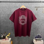 weigou_206129_9_0006049551 P85 Vers*范思*哲* 2026春夏新款 经典字母logo反光烫钻工艺 双纱定制平纹纯棉面料 短袖T恤 男女同款 颜色 :黑色 白色 酒红色 尺码: S (90-130斤) M (120-150斤) L (140-165斤) XL (160-180斤) XXL (180-210斤)
