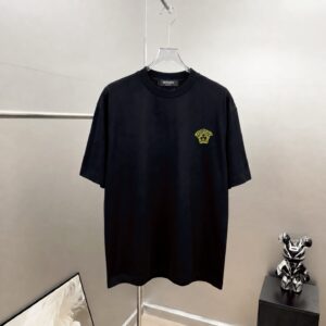 P75 Versace/范思哲 胸前人头logo刺绣 《区别通货面料》 7a抗菌短袖tee 上身十分舒适，男女同款半袖，落肩宽松版型 颜色: 黑色 白色 咖啡色 尺码：S（90-130斤） M（125-150斤） L（135-165斤） XL（160-190斤） XXL（185-220斤）