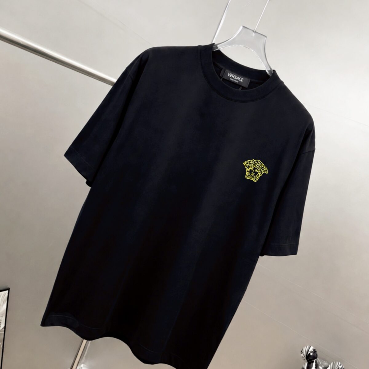 P75 Versace/范思哲 胸前人头logo刺绣 《区别通货面料》 7a抗菌短袖tee 上身十分舒适，男女同款半袖，落肩宽松版型 颜色: 黑色 白色 咖啡色 尺码：S（90-130斤） M（125-150斤） L（135-165斤） XL（160-190斤） XXL（185-220斤）