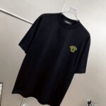 P75 Versace/范思哲 胸前人头logo刺绣 《区别通货面料》 7a抗菌短袖tee 上身十分舒适，男女同款半袖，落肩宽松版型 颜色: 黑色 白色 咖啡色 尺码：S（90-130斤） M（125-150斤） L（135-165斤） XL（160-190斤） XXL（185-220斤）