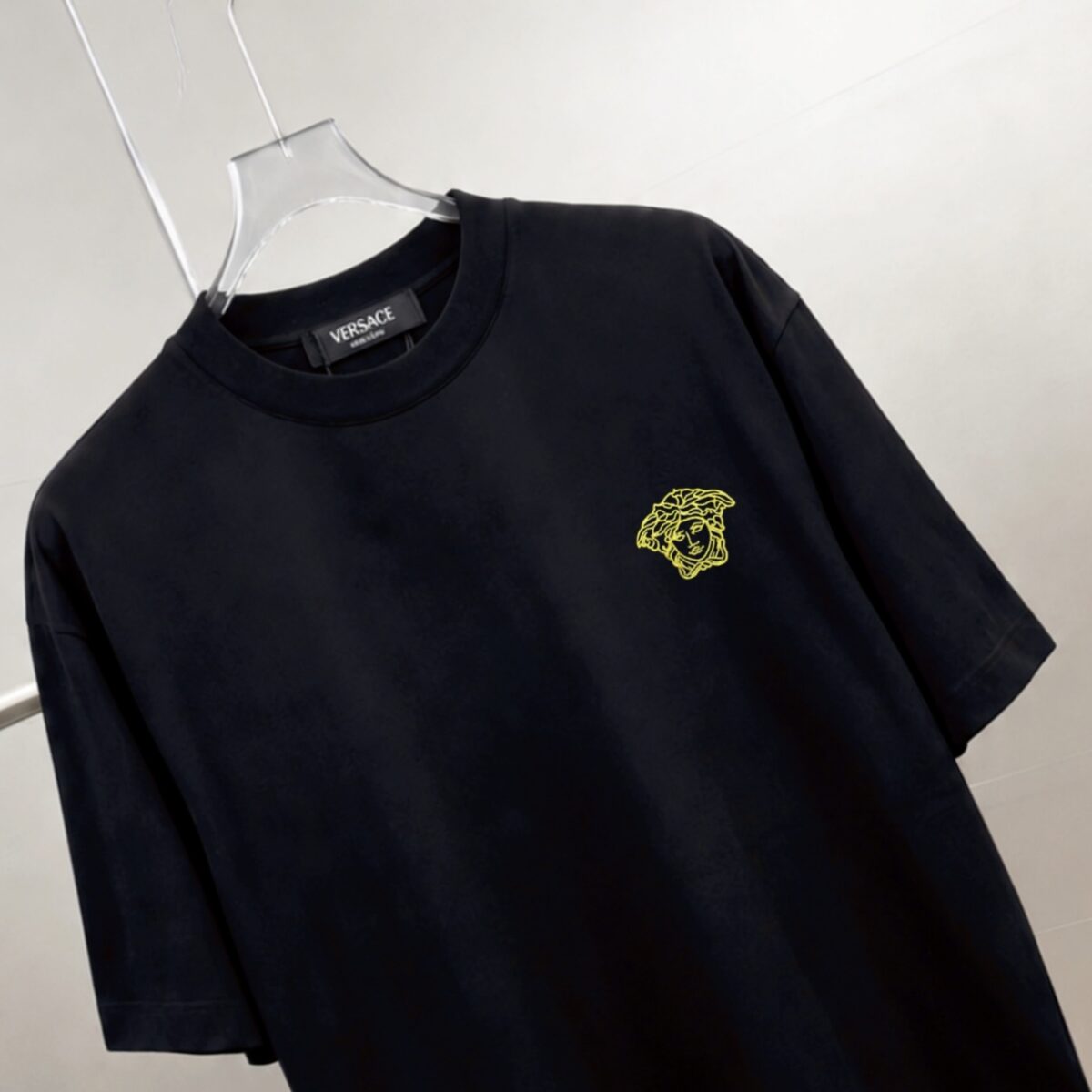P75 Versace/范思哲 胸前人头logo刺绣 《区别通货面料》 7a抗菌短袖tee 上身十分舒适，男女同款半袖，落肩宽松版型 颜色: 黑色 白色 咖啡色 尺码：S（90-130斤） M（125-150斤） L（135-165斤） XL（160-190斤） XXL（185-220斤）