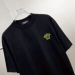 P75 Versace/范思哲 胸前人头logo刺绣 《区别通货面料》 7a抗菌短袖tee 上身十分舒适，男女同款半袖，落肩宽松版型 颜色: 黑色 白色 咖啡色 尺码：S（90-130斤） M（125-150斤） L（135-165斤） XL（160-190斤） XXL（185-220斤）
