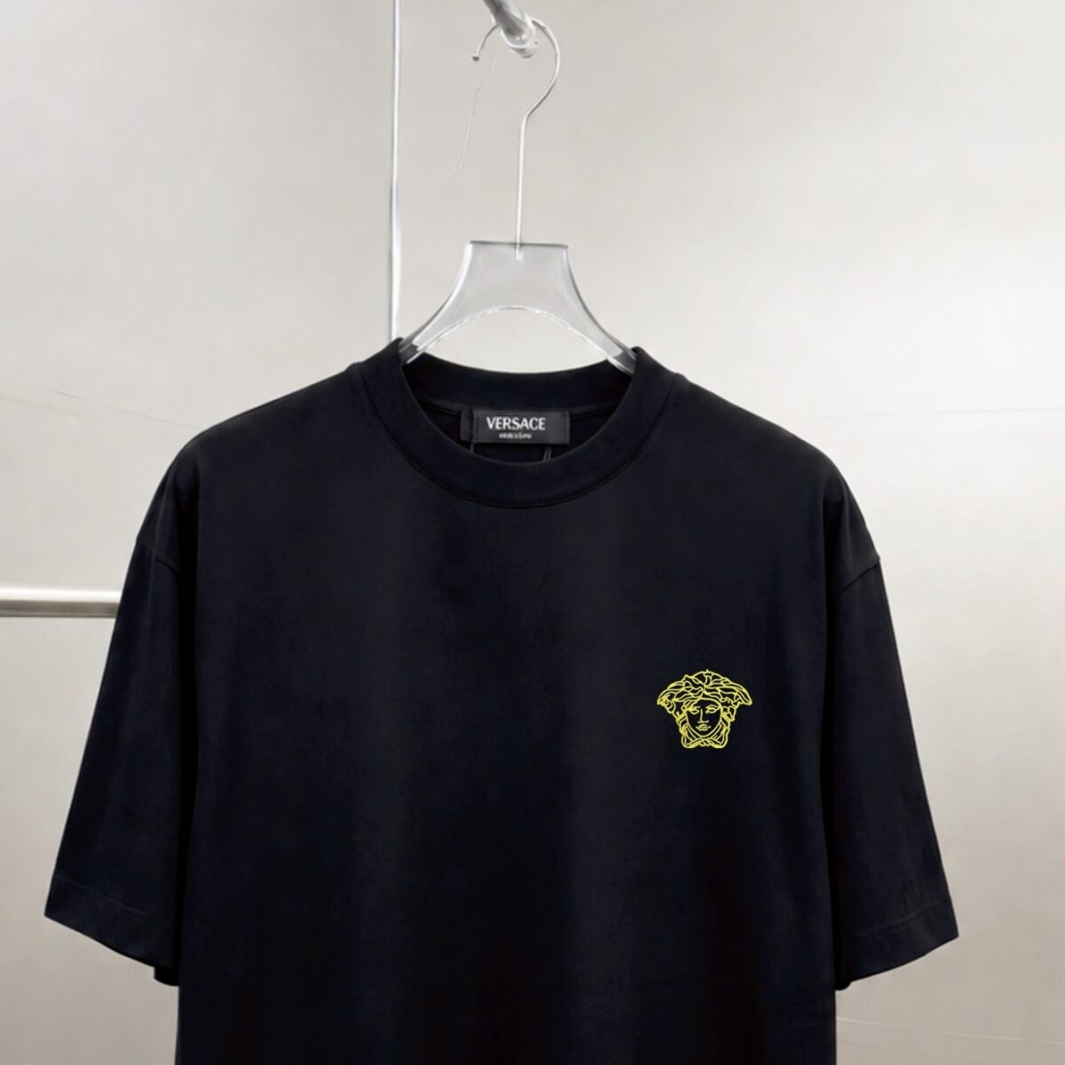 P75 Versace/范思哲 胸前人头logo刺绣 《区别通货面料》 7a抗菌短袖tee 上身十分舒适，男女同款半袖，落肩宽松版型 颜色: 黑色 白色 咖啡色 尺码：S（90-130斤） M（125-150斤） L（135-165斤） XL（160-190斤） XXL（185-220斤）
