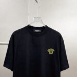 P75 Versace/范思哲 胸前人头logo刺绣 《区别通货面料》 7a抗菌短袖tee 上身十分舒适，男女同款半袖，落肩宽松版型 颜色: 黑色 白色 咖啡色 尺码：S（90-130斤） M（125-150斤） L（135-165斤） XL（160-190斤） XXL（185-220斤）