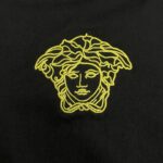 P75 Versace/范思哲 胸前人头logo刺绣 《区别通货面料》 7a抗菌短袖tee 上身十分舒适，男女同款半袖，落肩宽松版型 颜色: 黑色 白色 咖啡色 尺码：S（90-130斤） M（125-150斤） L（135-165斤） XL（160-190斤） XXL（185-220斤）