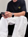 P75 Versace/范思哲 胸前人头logo刺绣 《区别通货面料》 7a抗菌短袖tee 上身十分舒适，男女同款半袖，落肩宽松版型 颜色: 黑色 白色 咖啡色 尺码：S（90-130斤） M（125-150斤） L（135-165斤） XL（160-190斤） XXL（185-220斤）