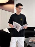 P75 Versace/范思哲 胸前人头logo刺绣 《区别通货面料》 7a抗菌短袖tee 上身十分舒适，男女同款半袖，落肩宽松版型 颜色: 黑色 白色 咖啡色 尺码：S（90-130斤） M（125-150斤） L（135-165斤） XL（160-190斤） XXL（185-220斤）