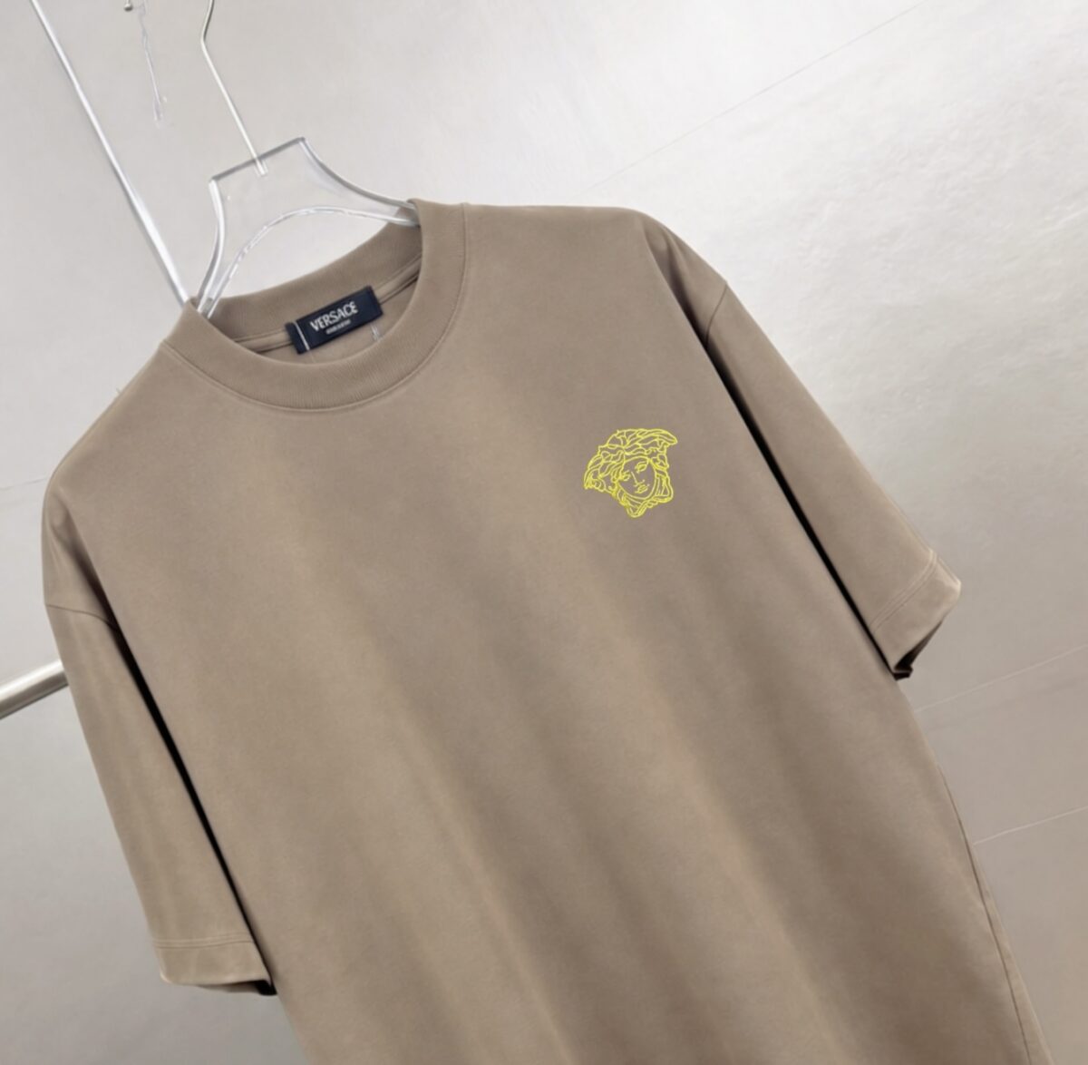 P75 Versace/范思哲 胸前人头logo刺绣 《区别通货面料》 7a抗菌短袖tee 上身十分舒适，男女同款半袖，落肩宽松版型 颜色: 黑色 白色 咖啡色 尺码：S（90-130斤） M（125-150斤） L（135-165斤） XL（160-190斤） XXL（185-220斤）