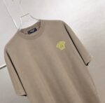 P75 Versace/范思哲 胸前人头logo刺绣 《区别通货面料》 7a抗菌短袖tee 上身十分舒适，男女同款半袖，落肩宽松版型 颜色: 黑色 白色 咖啡色 尺码：S（90-130斤） M（125-150斤） L（135-165斤） XL（160-190斤） XXL（185-220斤）
