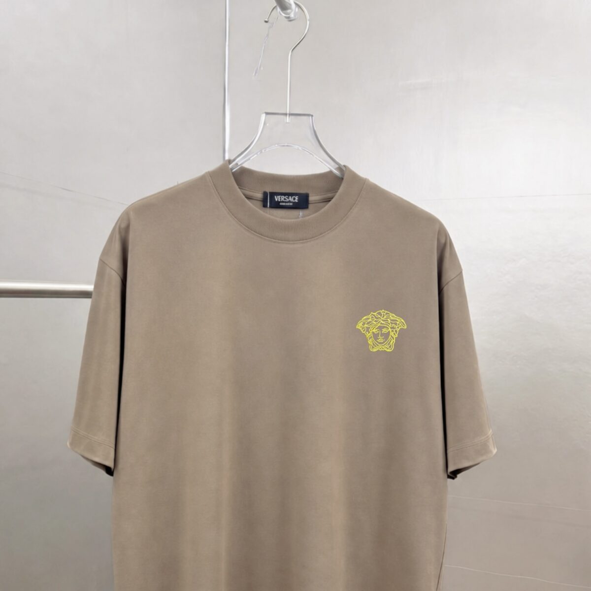 P75 Versace/范思哲 胸前人头logo刺绣 《区别通货面料》 7a抗菌短袖tee 上身十分舒适，男女同款半袖，落肩宽松版型 颜色: 黑色 白色 咖啡色 尺码：S（90-130斤） M（125-150斤） L（135-165斤） XL（160-190斤） XXL（185-220斤）