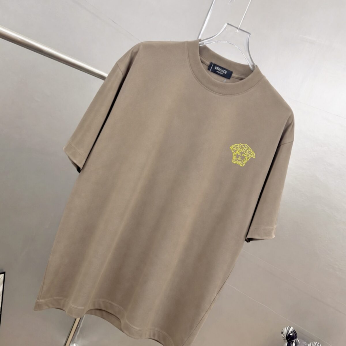 P75 Versace/范思哲 胸前人头logo刺绣 《区别通货面料》 7a抗菌短袖tee 上身十分舒适，男女同款半袖，落肩宽松版型 颜色: 黑色 白色 咖啡色 尺码：S（90-130斤） M（125-150斤） L（135-165斤） XL（160-190斤） XXL（185-220斤）