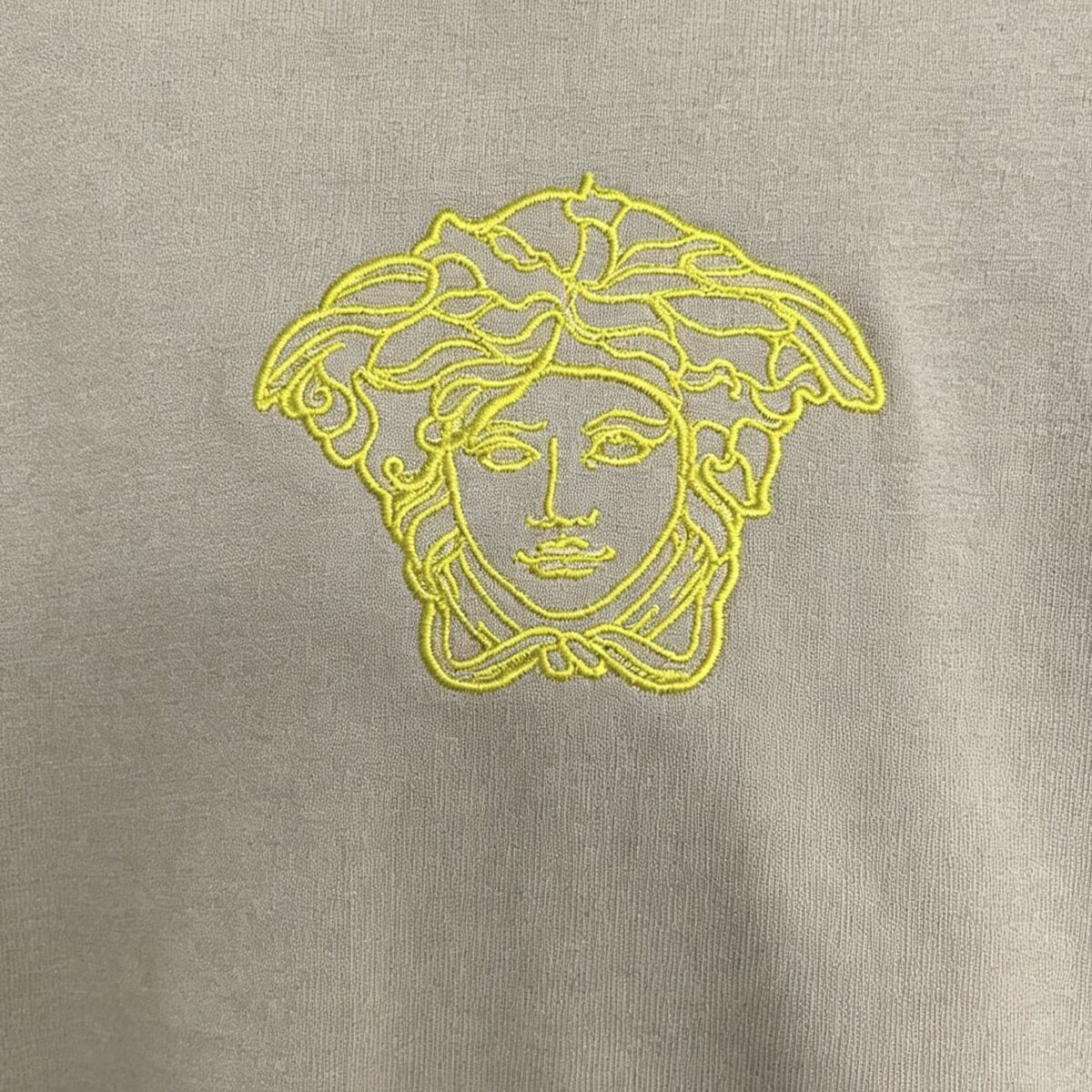 P75 Versace/范思哲 胸前人头logo刺绣 《区别通货面料》 7a抗菌短袖tee 上身十分舒适，男女同款半袖，落肩宽松版型 颜色: 黑色 白色 咖啡色 尺码：S（90-130斤） M（125-150斤） L（135-165斤） XL（160-190斤） XXL（185-220斤）