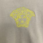 P75 Versace/范思哲 胸前人头logo刺绣 《区别通货面料》 7a抗菌短袖tee 上身十分舒适，男女同款半袖，落肩宽松版型 颜色: 黑色 白色 咖啡色 尺码：S（90-130斤） M（125-150斤） L（135-165斤） XL（160-190斤） XXL（185-220斤）