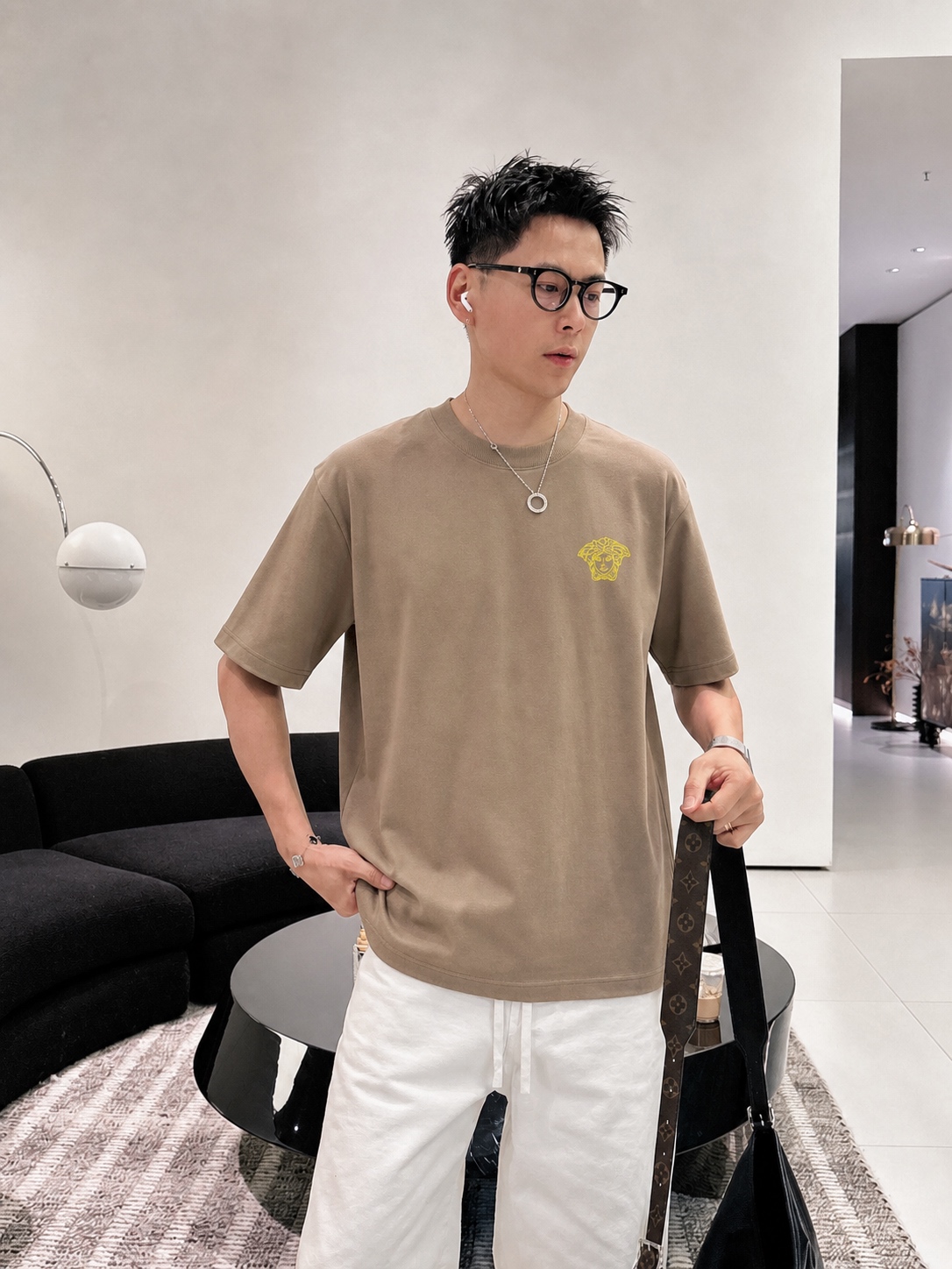 P75 Versace/范思哲 胸前人头logo刺绣 《区别通货面料》 7a抗菌短袖tee 上身十分舒适，男女同款半袖，落肩宽松版型 颜色: 黑色 白色 咖啡色 尺码：S（90-130斤） M（125-150斤） L（135-165斤） XL（160-190斤） XXL（185-220斤）