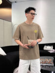 P75 Versace/范思哲 胸前人头logo刺绣 《区别通货面料》 7a抗菌短袖tee 上身十分舒适，男女同款半袖，落肩宽松版型 颜色: 黑色 白色 咖啡色 尺码：S（90-130斤） M（125-150斤） L（135-165斤） XL（160-190斤） XXL（185-220斤）