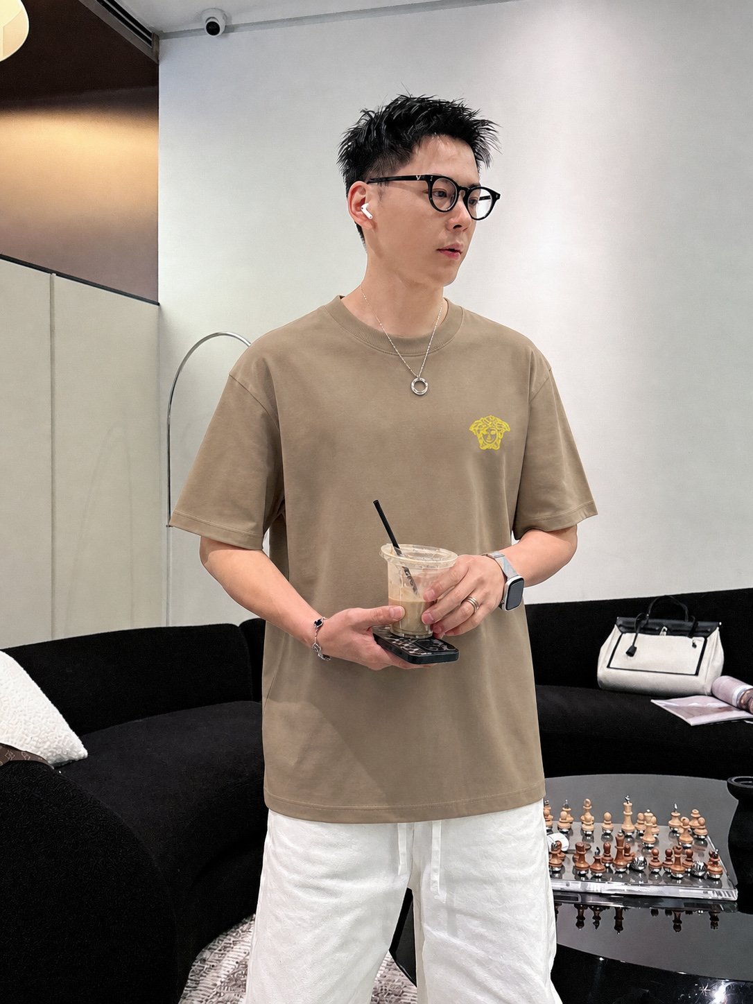 P75 Versace/范思哲 胸前人头logo刺绣 《区别通货面料》 7a抗菌短袖tee 上身十分舒适，男女同款半袖，落肩宽松版型 颜色: 黑色 白色 咖啡色 尺码：S（90-130斤） M（125-150斤） L（135-165斤） XL（160-190斤） XXL（185-220斤）