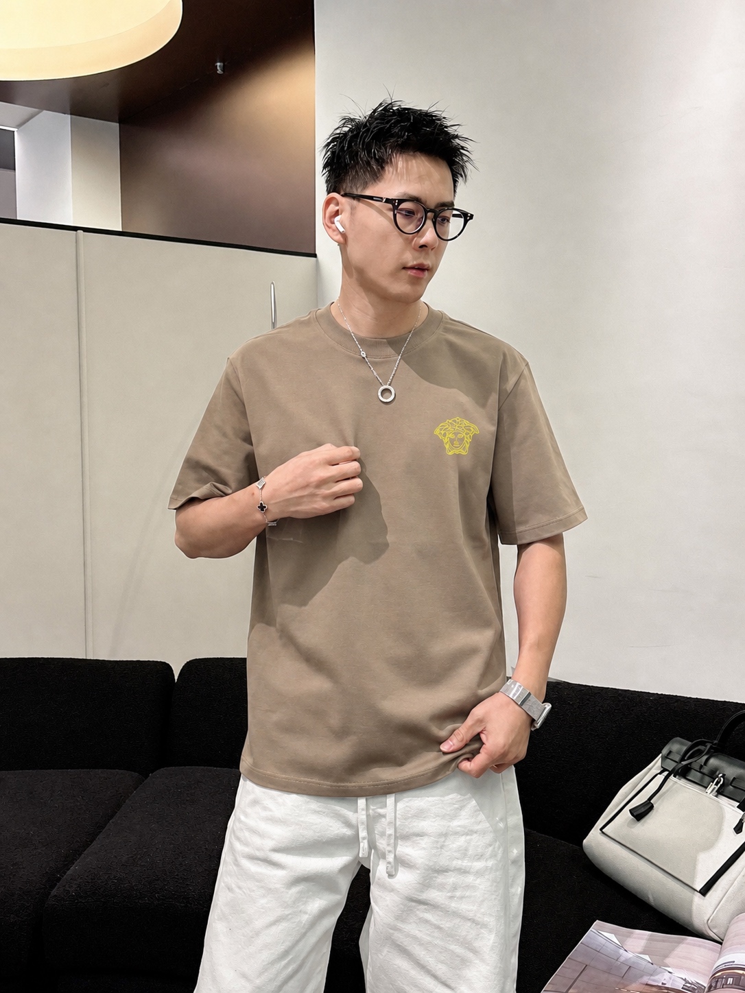 P75 Versace/范思哲 胸前人头logo刺绣 《区别通货面料》 7a抗菌短袖tee 上身十分舒适，男女同款半袖，落肩宽松版型 颜色: 黑色 白色 咖啡色 尺码：S（90-130斤） M（125-150斤） L（135-165斤） XL（160-190斤） XXL（185-220斤）