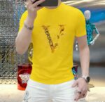 weigou_206192_1_0f3fa00604 P70 品牌: 范思哲 (胖子福音)原单男士休闲短袖T恤,2026春夏新品,定制胸前顶级logo 工艺、搭配整件细节 品质及剪裁设计都堪称一流,定制进口丝光棉面料!型格十足,配色轻熟百搭。M-5XL(穿到220斤)