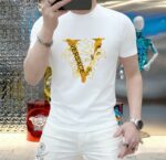 weigou_206192_4_e9912926b5 P70 品牌: 范思哲 (胖子福音)原单男士休闲短袖T恤,2026春夏新品,定制胸前顶级logo 工艺、搭配整件细节 品质及剪裁设计都堪称一流,定制进口丝光棉面料!型格十足,配色轻熟百搭。M-5XL(穿到220斤)