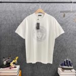 P85 Vers*范思*哲* 2026春夏新款 经典logo遇光闪钻烫钻工艺 双纱定制平纹纯棉面料 短袖T恤 男女同款 颜色 ：黑色 白色 酒红色 尺码： S （90-130斤） M （120-150斤） L （140-165斤） XL （160-180斤） XXL （180-210斤）