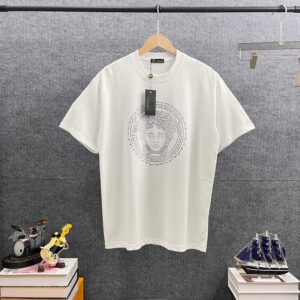 weigou_206218_0_bb3d78964d P85 Vers*范思*哲* 2026春夏新款 经典logo遇光闪钻烫钻工艺 双纱定制平纹纯棉面料 短袖T恤 男女同款 颜色 :黑色 白色 酒红色 尺码: S (90-130斤) M (120-150斤) L (140-165斤) XL (160-180斤) XXL (180-210斤)