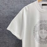 P85 Vers*范思*哲* 2026春夏新款 经典logo遇光闪钻烫钻工艺 双纱定制平纹纯棉面料 短袖T恤 男女同款 颜色 ：黑色 白色 酒红色 尺码： S （90-130斤） M （120-150斤） L （140-165斤） XL （160-180斤） XXL （180-210斤）