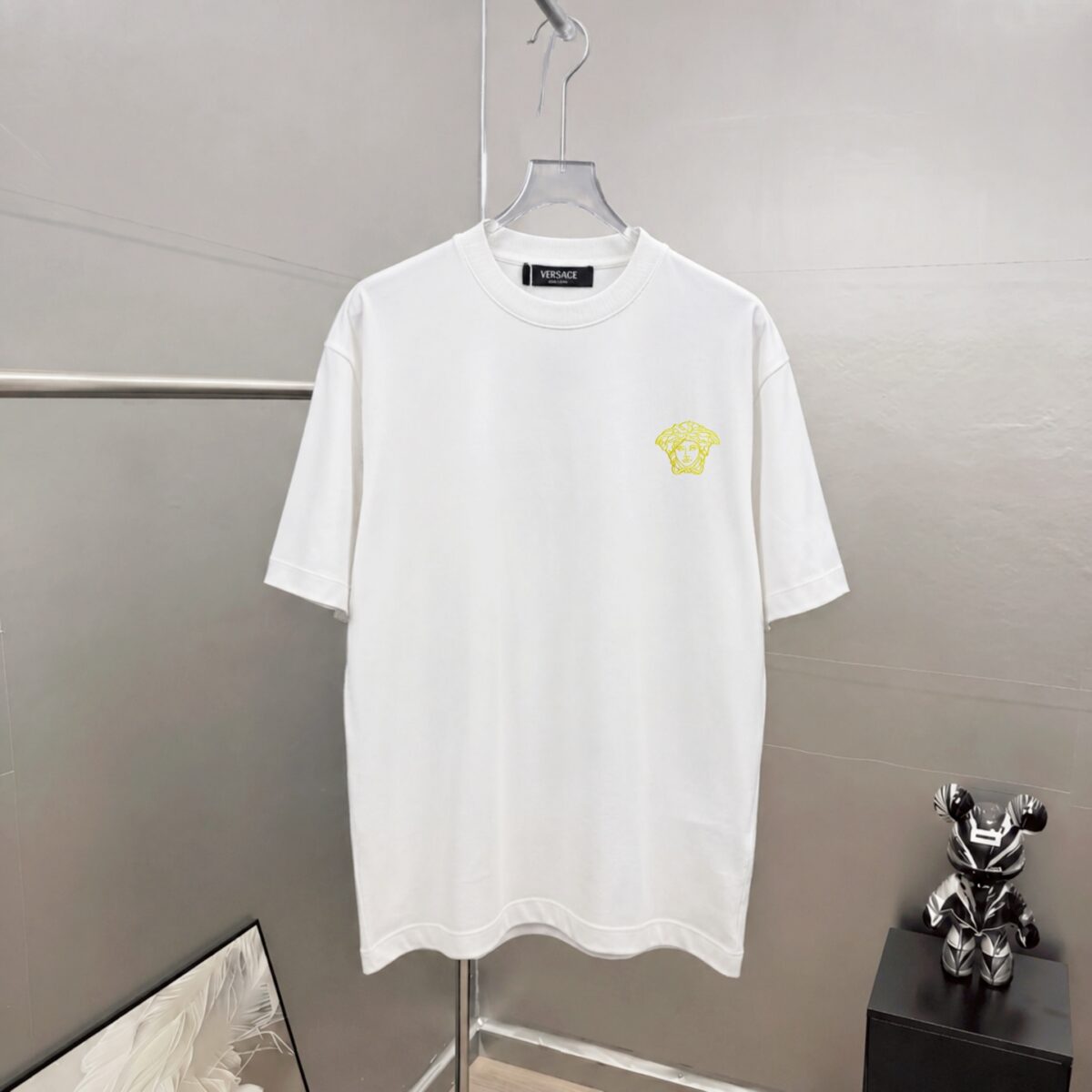 weigou_206242_0_4ab4889bcb P75 Versace/范思哲 胸前人头logo刺绣 《区别通货面料》 7a抗菌短袖tee 上身十分舒适,男女同款半袖,落肩宽松版型 颜色: 黑色 白色 咖啡色 尺码:S(90-130斤) M(125-150斤) L(135-165斤) XL(160-190斤) XXL(185-220斤)