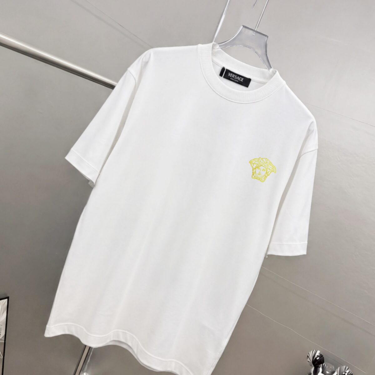 weigou_206242_2_a43a9ee10b P75 Versace/范思哲 胸前人头logo刺绣 《区别通货面料》 7a抗菌短袖tee 上身十分舒适,男女同款半袖,落肩宽松版型 颜色: 黑色 白色 咖啡色 尺码:S(90-130斤) M(125-150斤) L(135-165斤) XL(160-190斤) XXL(185-220斤)