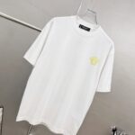 weigou_206242_2_a43a9ee10b P75 Versace/范思哲 胸前人头logo刺绣 《区别通货面料》 7a抗菌短袖tee 上身十分舒适,男女同款半袖,落肩宽松版型 颜色: 黑色 白色 咖啡色 尺码:S(90-130斤) M(125-150斤) L(135-165斤) XL(160-190斤) XXL(185-220斤)
