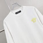 weigou_206242_3_a21287ac19 P75 Versace/范思哲 胸前人头logo刺绣 《区别通货面料》 7a抗菌短袖tee 上身十分舒适,男女同款半袖,落肩宽松版型 颜色: 黑色 白色 咖啡色 尺码:S(90-130斤) M(125-150斤) L(135-165斤) XL(160-190斤) XXL(185-220斤)
