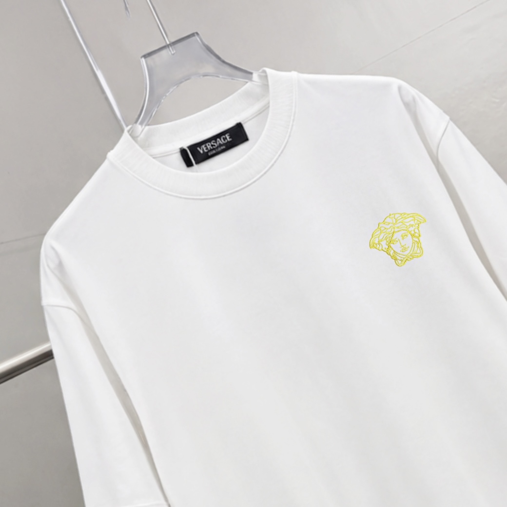 weigou_206242_3_a21287ac19 P75 Versace/范思哲 胸前人头logo刺绣 《区别通货面料》 7a抗菌短袖tee 上身十分舒适,男女同款半袖,落肩宽松版型 颜色: 黑色 白色 咖啡色 尺码:S(90-130斤) M(125-150斤) L(135-165斤) XL(160-190斤) XXL(185-220斤)