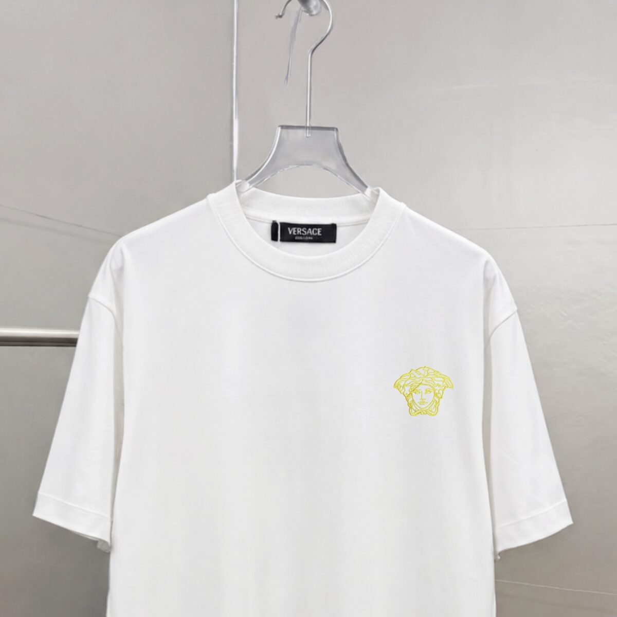 weigou_206242_4_055e4788bf P75 Versace/范思哲 胸前人头logo刺绣 《区别通货面料》 7a抗菌短袖tee 上身十分舒适,男女同款半袖,落肩宽松版型 颜色: 黑色 白色 咖啡色 尺码:S(90-130斤) M(125-150斤) L(135-165斤) XL(160-190斤) XXL(185-220斤)