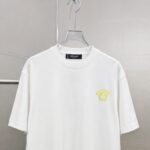 weigou_206242_4_055e4788bf P75 Versace/范思哲 胸前人头logo刺绣 《区别通货面料》 7a抗菌短袖tee 上身十分舒适,男女同款半袖,落肩宽松版型 颜色: 黑色 白色 咖啡色 尺码:S(90-130斤) M(125-150斤) L(135-165斤) XL(160-190斤) XXL(185-220斤)