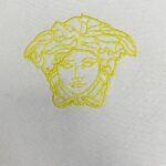 weigou_206242_5_401c41b2cd P75 Versace/范思哲 胸前人头logo刺绣 《区别通货面料》 7a抗菌短袖tee 上身十分舒适,男女同款半袖,落肩宽松版型 颜色: 黑色 白色 咖啡色 尺码:S(90-130斤) M(125-150斤) L(135-165斤) XL(160-190斤) XXL(185-220斤)