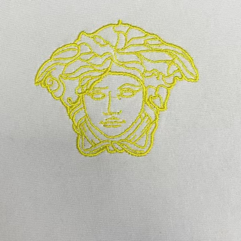weigou_206242_5_401c41b2cd P75 Versace/范思哲 胸前人头logo刺绣 《区别通货面料》 7a抗菌短袖tee 上身十分舒适,男女同款半袖,落肩宽松版型 颜色: 黑色 白色 咖啡色 尺码:S(90-130斤) M(125-150斤) L(135-165斤) XL(160-190斤) XXL(185-220斤)