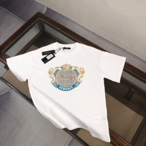 P75 💥 VER*SACE 范思哲 专柜同款圆领短袖T恤～标志性品牌logo印花点缀～定制棉质面料～ 厚板立体！衣服偏厚使整体高透气和柔软性的质感更加凸显，饱满的棉质感引起极度舒适。高端人士必备单品！ 颜色：黑色 白 尺码：M-3XL（下单请报身高体重！）