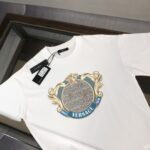 P75 💥 VER*SACE 范思哲 专柜同款圆领短袖T恤～标志性品牌logo印花点缀～定制棉质面料～ 厚板立体！衣服偏厚使整体高透气和柔软性的质感更加凸显，饱满的棉质感引起极度舒适。高端人士必备单品！ 颜色：黑色 白 尺码：M-3XL（下单请报身高体重！）