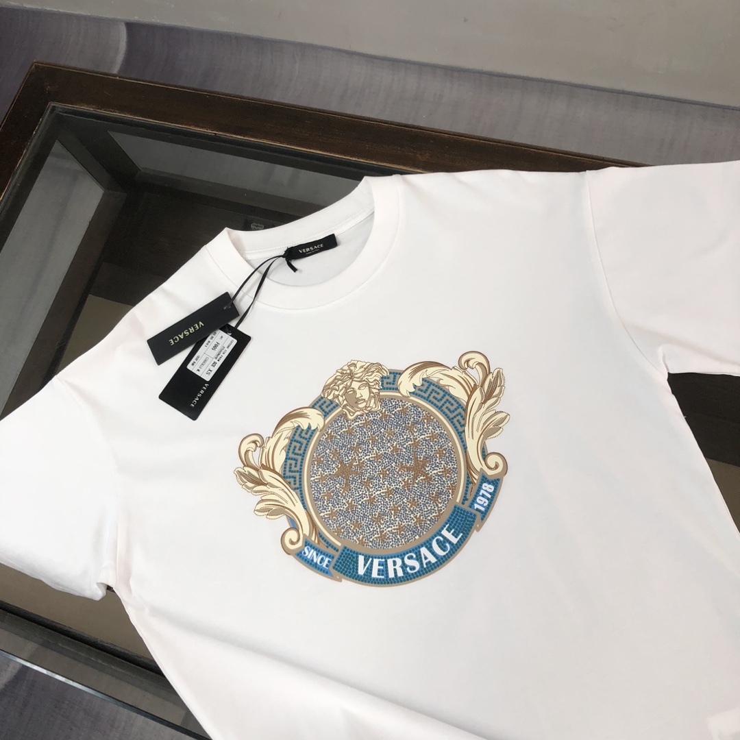 P75 💥 VER*SACE 范思哲 专柜同款圆领短袖T恤～标志性品牌logo印花点缀～定制棉质面料～ 厚板立体！衣服偏厚使整体高透气和柔软性的质感更加凸显，饱满的棉质感引起极度舒适。高端人士必备单品！ 颜色：黑色 白 尺码：M-3XL（下单请报身高体重！）