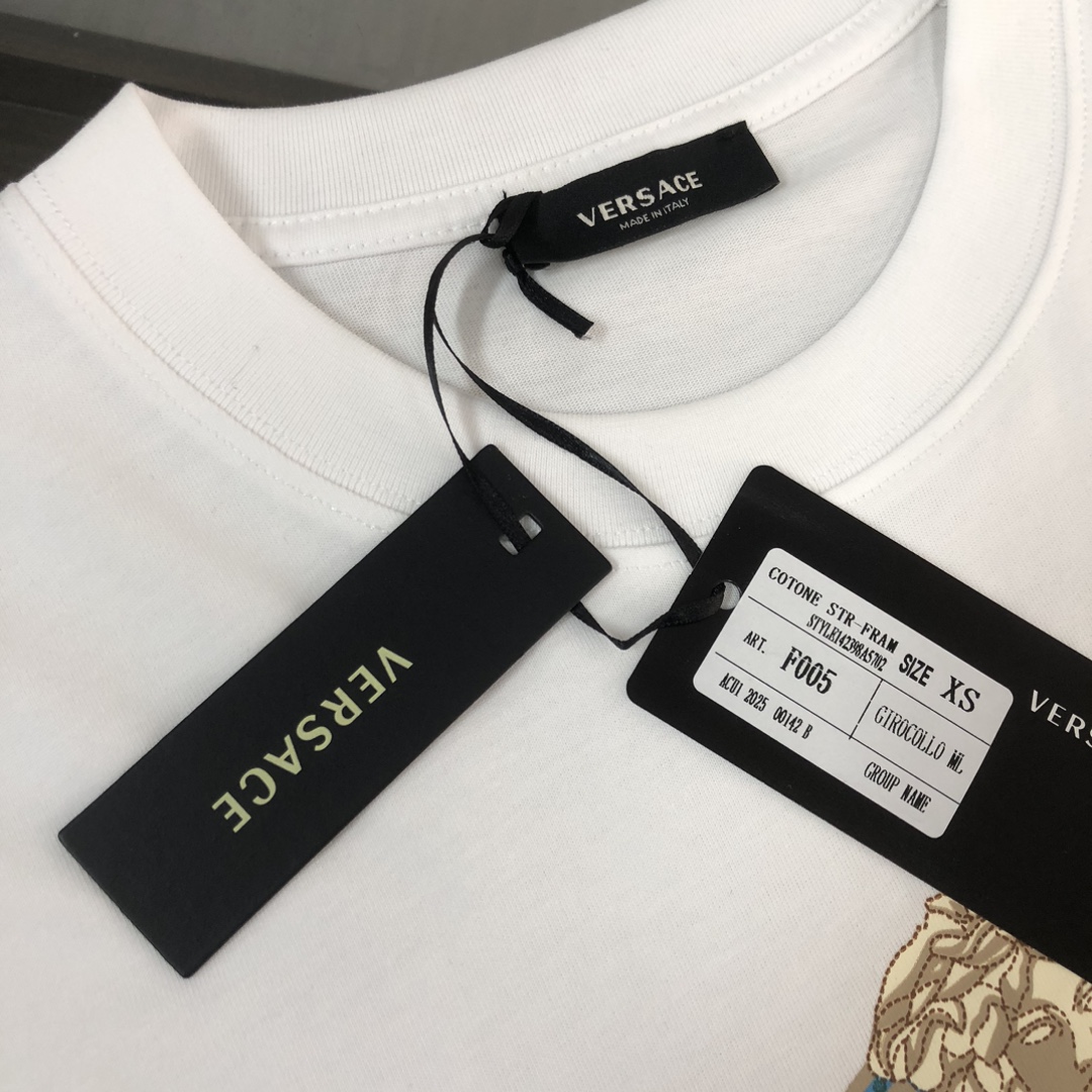 P75 💥 VER*SACE 范思哲 专柜同款圆领短袖T恤～标志性品牌logo印花点缀～定制棉质面料～ 厚板立体！衣服偏厚使整体高透气和柔软性的质感更加凸显，饱满的棉质感引起极度舒适。高端人士必备单品！ 颜色：黑色 白 尺码：M-3XL（下单请报身高体重！）