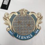 P75 💥 VER*SACE 范思哲 专柜同款圆领短袖T恤～标志性品牌logo印花点缀～定制棉质面料～ 厚板立体！衣服偏厚使整体高透气和柔软性的质感更加凸显，饱满的棉质感引起极度舒适。高端人士必备单品！ 颜色：黑色 白 尺码：M-3XL（下单请报身高体重！）