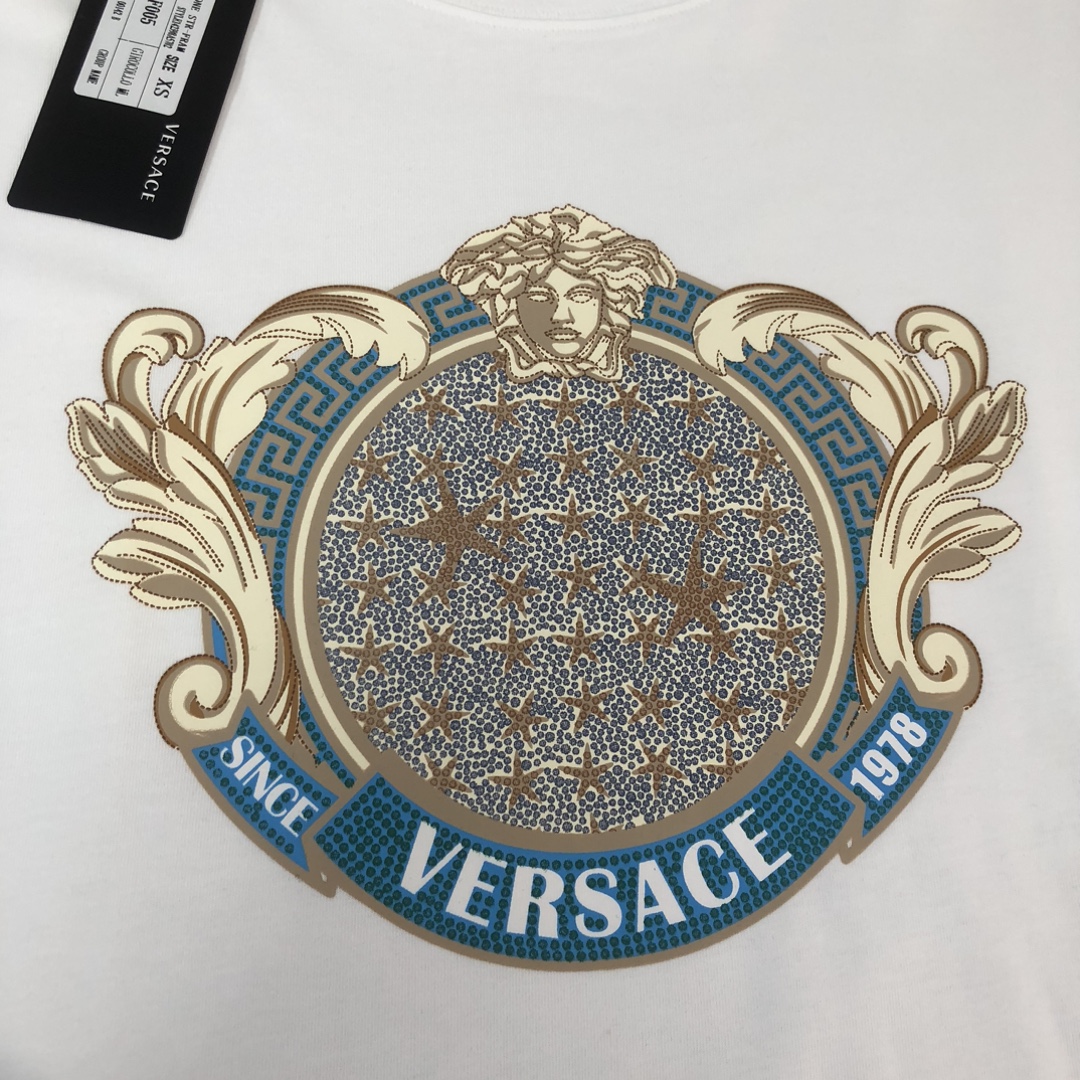 P75 💥 VER*SACE 范思哲 专柜同款圆领短袖T恤～标志性品牌logo印花点缀～定制棉质面料～ 厚板立体！衣服偏厚使整体高透气和柔软性的质感更加凸显，饱满的棉质感引起极度舒适。高端人士必备单品！ 颜色：黑色 白 尺码：M-3XL（下单请报身高体重！）