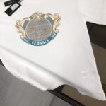 P75 💥 VER*SACE 范思哲 专柜同款圆领短袖T恤～标志性品牌logo印花点缀～定制棉质面料～ 厚板立体！衣服偏厚使整体高透气和柔软性的质感更加凸显，饱满的棉质感引起极度舒适。高端人士必备单品！ 颜色：黑色 白 尺码：M-3XL（下单请报身高体重！）