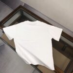 P75 💥 VER*SACE 范思哲 专柜同款圆领短袖T恤～标志性品牌logo印花点缀～定制棉质面料～ 厚板立体！衣服偏厚使整体高透气和柔软性的质感更加凸显，饱满的棉质感引起极度舒适。高端人士必备单品！ 颜色：黑色 白 尺码：M-3XL（下单请报身高体重！）