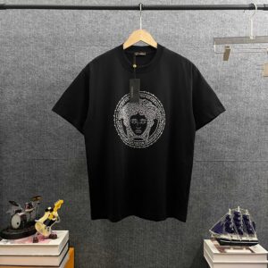 weigou_206295_0_e03da2c722 P85 Vers*范思*哲* 2026春夏新款 经典logo遇光闪钻烫钻工艺 双纱定制平纹纯棉面料 短袖T恤 男女同款 颜色 :黑色 白色 酒红色 尺码: S (90-130斤) M (120-150斤) L (140-165斤) XL (160-180斤) XXL (180-210斤)