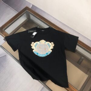P75 💥 VER*SACE 范思哲 专柜同款圆领短袖T恤～标志性品牌logo印花点缀～定制棉质面料～ 厚板立体！衣服偏厚使整体高透气和柔软性的质感更加凸显，饱满的棉质感引起极度舒适。高端人士必备单品！ 颜色：黑色 白 尺码：M-3XL（下单请报身高体重！）