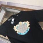 P75 💥 VER*SACE 范思哲 专柜同款圆领短袖T恤～标志性品牌logo印花点缀～定制棉质面料～ 厚板立体！衣服偏厚使整体高透气和柔软性的质感更加凸显，饱满的棉质感引起极度舒适。高端人士必备单品！ 颜色：黑色 白 尺码：M-3XL（下单请报身高体重！）