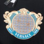P75 💥 VER*SACE 范思哲 专柜同款圆领短袖T恤～标志性品牌logo印花点缀～定制棉质面料～ 厚板立体！衣服偏厚使整体高透气和柔软性的质感更加凸显，饱满的棉质感引起极度舒适。高端人士必备单品！ 颜色：黑色 白 尺码：M-3XL（下单请报身高体重！）